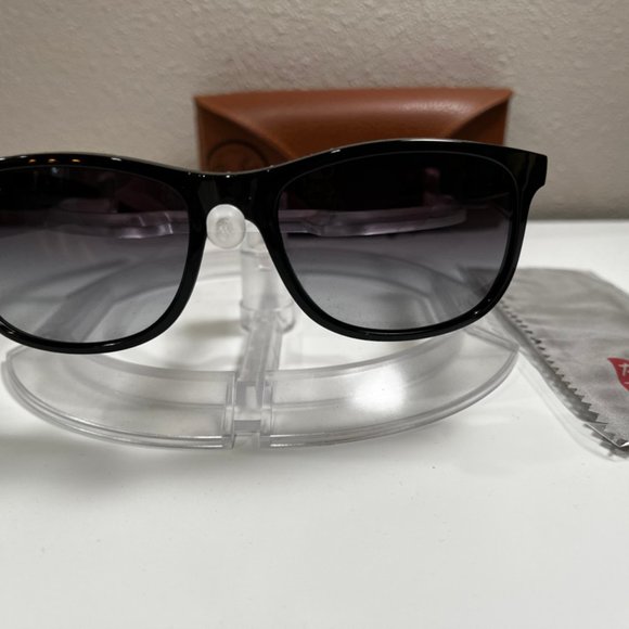 Ray-Ban Andy sunglasses (RB4202). Black frame/grey gradient lenses. - Picture 2 of 4